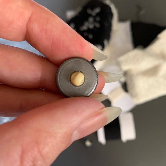 RARE Silhouette of Coco Chanel buttons and swatch - Picture 5 of 11